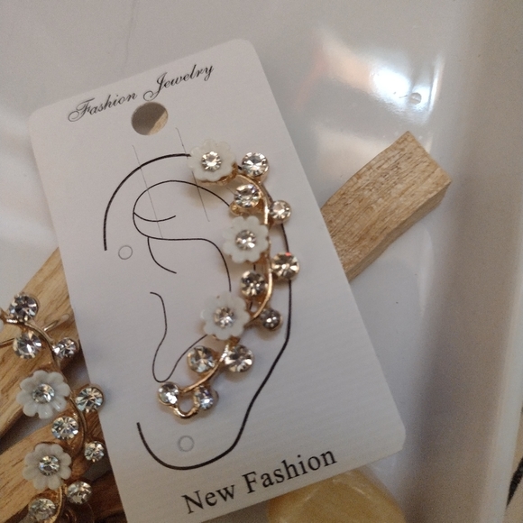 NEW JUST IN TIME FOR SPRING 🌼🌼 BLOSSOMS IN WHITE EAR CUFFS - Picture 2 of 5